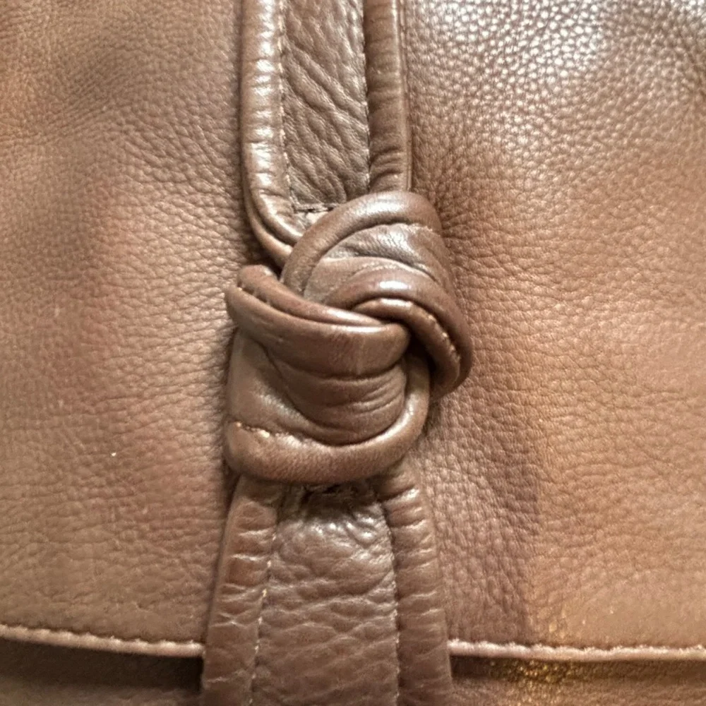 KENNETH COLE CHOCOLATE BROWN LEATHER CROSSBODY KNOT DEDIGN ON FRONT SNAP CLOSURE